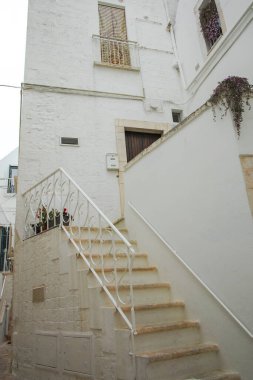 LOGOROTONDO, İtalya - 15 Mayıs 2024: Eski Locorotondo Kasabası, Apulia Bölgesi, İtalya