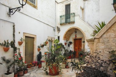 LOGOROTONDO, İtalya - 15 Mayıs 2024: Eski Locorotondo Kasabası, Apulia Bölgesi, İtalya