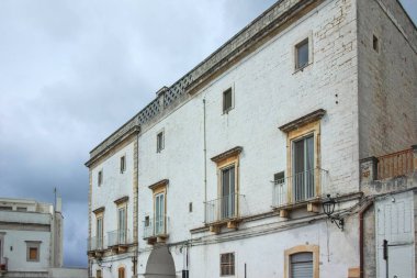 LOGOROTONDO, İtalya - 15 Mayıs 2024: Eski Locorotondo Kasabası, Apulia Bölgesi, İtalya