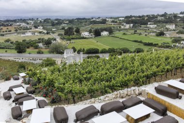 LOGOROTONDO, İtalya - 15 Mayıs 2024: Eski Locorotondo Kasabası, Apulia Bölgesi, İtalya