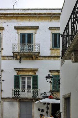 LOGOROTONDO, İtalya - 15 Mayıs 2024: Eski Locorotondo Kasabası, Apulia Bölgesi, İtalya