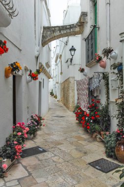 LOGOROTONDO, İtalya - 15 Mayıs 2024: Eski Locorotondo Kasabası, Apulia Bölgesi, İtalya