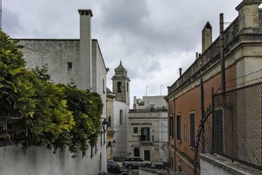 LOGOROTONDO, İtalya - 15 Mayıs 2024: Eski Locorotondo Kasabası, Apulia Bölgesi, İtalya