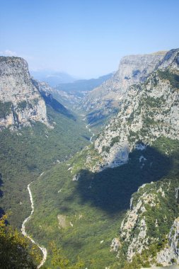 Vikos Vadisi ve Pindus Dağları, Zagori, Epirus, Yunanistan 'ın Muhteşem Yaz manzarası