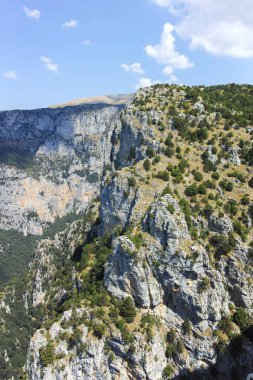 Vikos Vadisi ve Pindus Dağları, Zagori, Epirus, Yunanistan 'ın Muhteşem Yaz manzarası