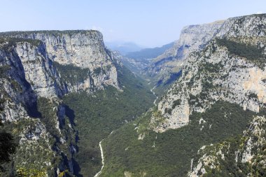 Vikos Vadisi ve Pindus Dağları, Zagori, Epirus, Yunanistan 'ın Muhteşem Yaz manzarası