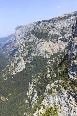 Vikos Vadisi ve Pindus Dağları, Zagori, Epirus, Yunanistan 'ın Muhteşem Yaz manzarası