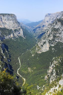 Vikos Vadisi ve Pindus Dağları, Zagori, Epirus, Yunanistan 'ın Muhteşem Yaz manzarası