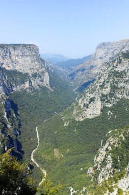 Vikos Vadisi ve Pindus Dağları, Zagori, Epirus, Yunanistan 'ın Muhteşem Yaz manzarası