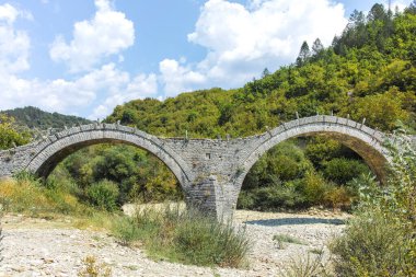 Pindus Dağları 'ndaki Ortaçağ Plakidas (Kalogeriko) Köprüsü, Zagori, Epirus, Yunanistan