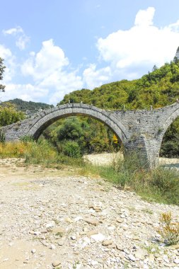 Pindus Dağları 'ndaki Ortaçağ Plakidas (Kalogeriko) Köprüsü, Zagori, Epirus, Yunanistan