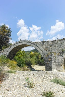 Pindus Dağları 'ndaki Ortaçağ Plakidas (Kalogeriko) Köprüsü, Zagori, Epirus, Yunanistan