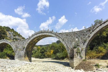 Pindus Dağları 'ndaki Ortaçağ Plakidas (Kalogeriko) Köprüsü, Zagori, Epirus, Yunanistan