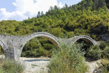 Pindus Dağları 'ndaki Ortaçağ Plakidas (Kalogeriko) Köprüsü, Zagori, Epirus, Yunanistan