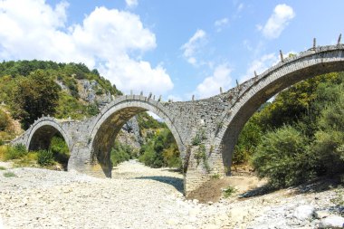 Pindus Dağları 'ndaki Ortaçağ Plakidas (Kalogeriko) Köprüsü, Zagori, Epirus, Yunanistan