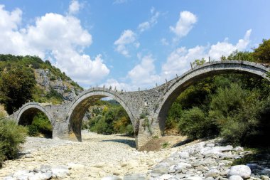 Pindus Dağları 'ndaki Ortaçağ Plakidas (Kalogeriko) Köprüsü, Zagori, Epirus, Yunanistan