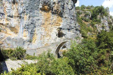 Pindus Dağları, Zagori, Epirus, Yunanistan 'daki Kokkorou taş köprüsünün inanılmaz manzarası