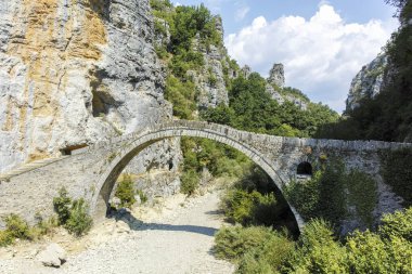 Pindus Dağları, Zagori, Epirus, Yunanistan 'daki Kokkorou taş köprüsünün inanılmaz manzarası