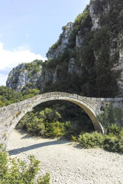 Pindus Dağları, Zagori, Epirus, Yunanistan 'daki Kokkorou taş köprüsünün inanılmaz manzarası