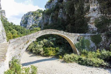 Pindus Dağları, Zagori, Epirus, Yunanistan 'daki Kokkorou taş köprüsünün inanılmaz manzarası