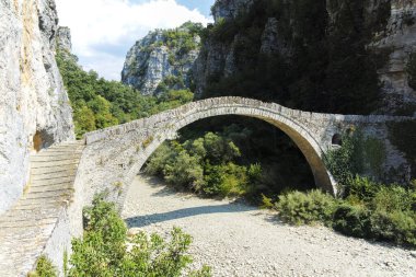 Pindus Dağları, Zagori, Epirus, Yunanistan 'daki Kokkorou taş köprüsünün inanılmaz manzarası