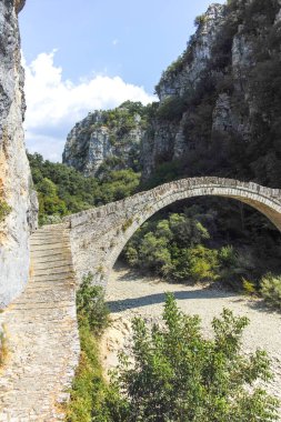 Pindus Dağları, Zagori, Epirus, Yunanistan 'daki Kokkorou taş köprüsünün inanılmaz manzarası