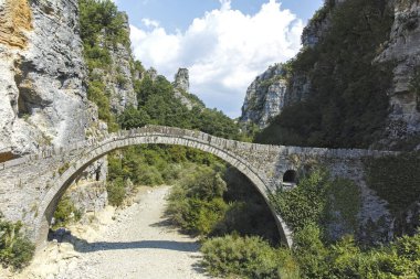 Pindus Dağları, Zagori, Epirus, Yunanistan 'daki Kokkorou taş köprüsünün inanılmaz manzarası