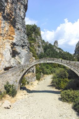 Pindus Dağları, Zagori, Epirus, Yunanistan 'daki Kokkorou taş köprüsünün inanılmaz manzarası