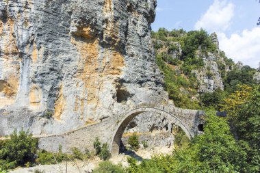 Pindus Dağları, Zagori, Epirus, Yunanistan 'daki Kokkorou taş köprüsünün inanılmaz manzarası