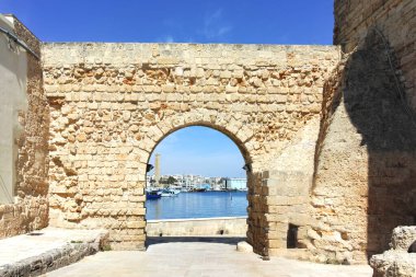 Monopoli, İtalya - 13 Mayıs 2024: Eski Monopoli Kasabası, Apulia Bölgesi, İtalya