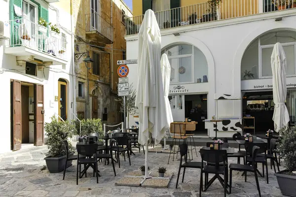 Monopoli, İtalya - 13 Mayıs 2024: Eski Monopoli Kasabası, Apulia Bölgesi, İtalya