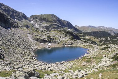 Bulgaristan 'ın Ürkütücü Göl çevresindeki Rila Dağı' nın muhteşem manzarası