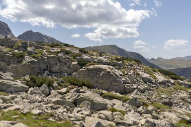 Bulgaristan 'ın Ürkütücü Göl çevresindeki Rila Dağı' nın muhteşem manzarası