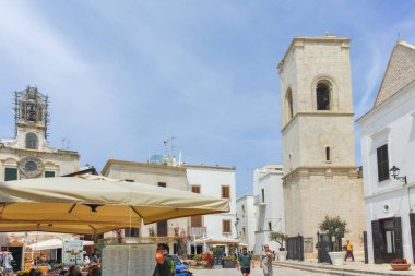 POLİGNANO A MARE, İTALYA - 13 Mayıs 2024: Eski Polignano bir Mare, Apulia Bölgesi 'nin muhteşem manzarası