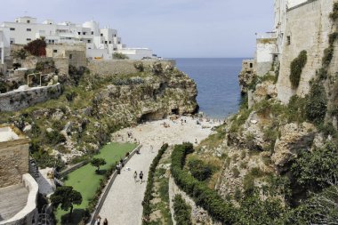 POLİGNANO A MARE, İTALYA - 13 Mayıs 2024: Eski Polignano bir Mare, Apulia Bölgesi 'nin muhteşem manzarası