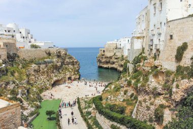 POLİGNANO A MARE, İTALYA - 13 Mayıs 2024: Eski Polignano bir Mare, Apulia Bölgesi 'nin muhteşem manzarası