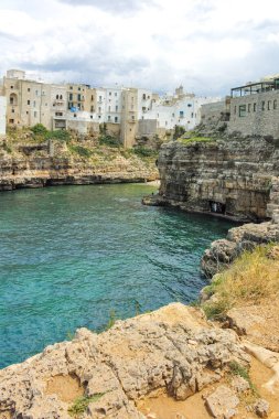 POLİGNANO A MARE, İTALYA - 13 Mayıs 2024: Eski Polignano bir Mare, Apulia Bölgesi 'nin muhteşem manzarası