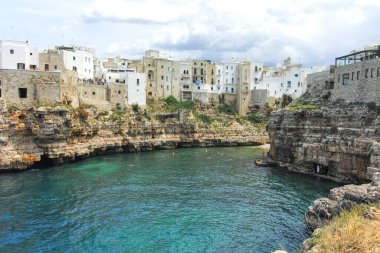 POLİGNANO A MARE, İTALYA - 13 Mayıs 2024: Eski Polignano bir Mare, Apulia Bölgesi 'nin muhteşem manzarası