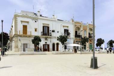 POLİGNANO A MARE, İTALYA - 13 Mayıs 2024: Eski Polignano bir Mare, Apulia Bölgesi 'nin muhteşem manzarası