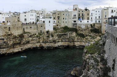 POLİGNANO A MARE, İTALYA - 13 Mayıs 2024: Eski Polignano bir Mare, Apulia Bölgesi 'nin muhteşem manzarası