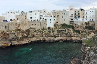 POLİGNANO A MARE, İTALYA - 13 Mayıs 2024: Eski Polignano bir Mare, Apulia Bölgesi 'nin muhteşem manzarası