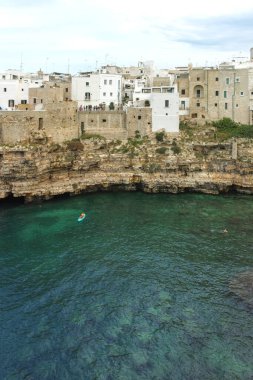 POLİGNANO A MARE, İTALYA - 13 Mayıs 2024: Eski Polignano bir Mare, Apulia Bölgesi 'nin muhteşem manzarası