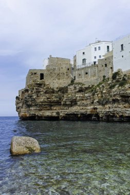 POLİGNANO A MARE, İTALYA - 13 Mayıs 2024: Eski Polignano bir Mare, Apulia Bölgesi 'nin muhteşem manzarası