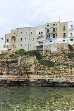 POLİGNANO A MARE, İTALYA - 13 Mayıs 2024: Eski Polignano bir Mare, Apulia Bölgesi 'nin muhteşem manzarası