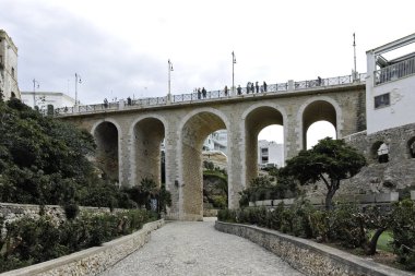 POLİGNANO A MARE, İTALYA - 13 Mayıs 2024: Eski Polignano bir Mare, Apulia Bölgesi 'nin muhteşem manzarası