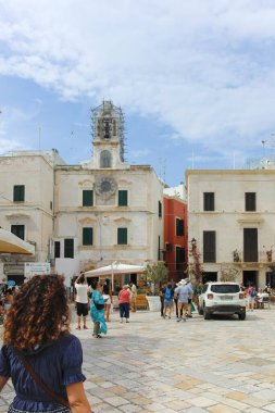 POLİGNANO A MARE, İTALYA - 13 Mayıs 2024: Eski Polignano bir Mare, Apulia Bölgesi 'nin muhteşem manzarası