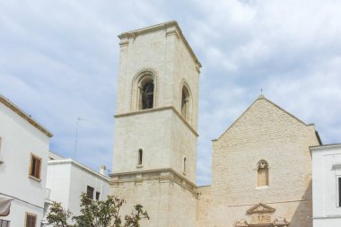 POLİGNANO A MARE, İTALYA - 13 Mayıs 2024: Eski Polignano bir Mare, Apulia Bölgesi 'nin muhteşem manzarası