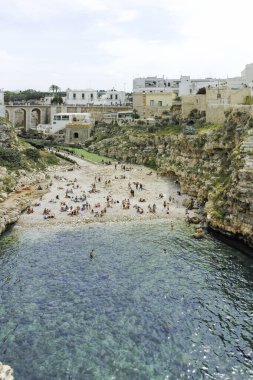POLİGNANO A MARE, İTALYA - 13 Mayıs 2024: Eski Polignano bir Mare, Apulia Bölgesi 'nin muhteşem manzarası
