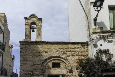 POLİGNANO A MARE, İTALYA - 13 Mayıs 2024: Eski Polignano bir Mare, Apulia Bölgesi 'nin muhteşem manzarası