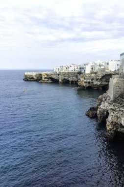 POLİGNANO A MARE, İTALYA - 13 Mayıs 2024: Eski Polignano bir Mare, Apulia Bölgesi 'nin muhteşem manzarası